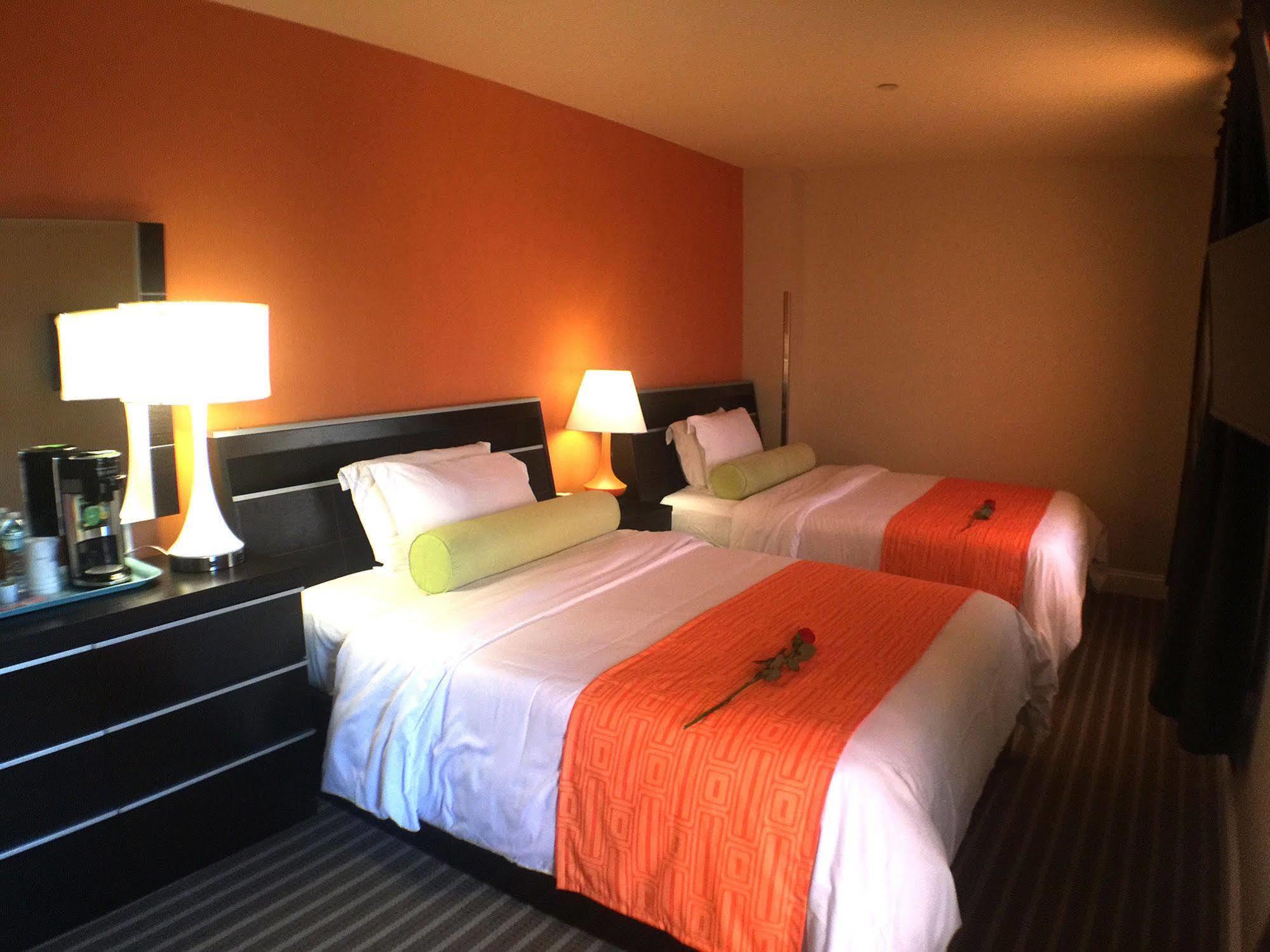 Howard Johnson By Wyndham Long Island City New York Bagian luar foto